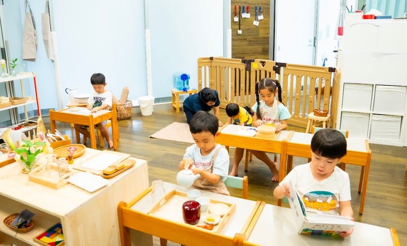 教具を選んで活動する子どもたち